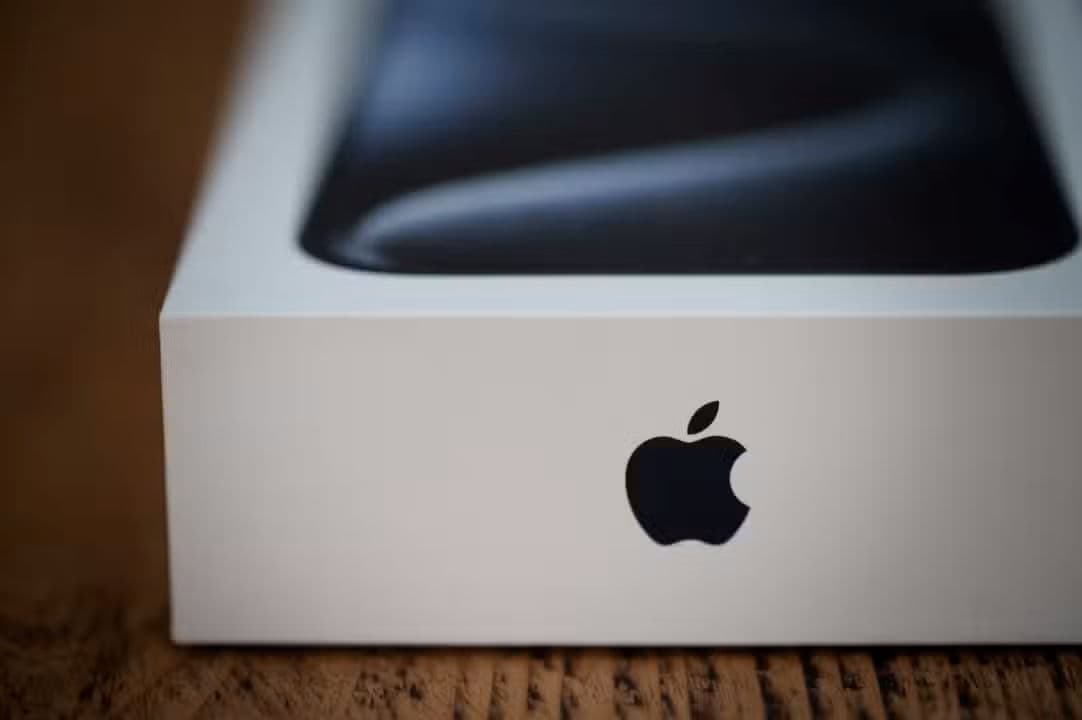 IPhone 18 Pro จะมีกล้องหน้าอยู่ใต้หน้าจอและดีไซน์โปร่งแสงซึ่งได้รับแรงบันดาลใจจาก Apple Classics